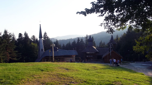 Exterior del santuario de Litmanova fondo