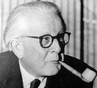 Piaget fumando una pipa